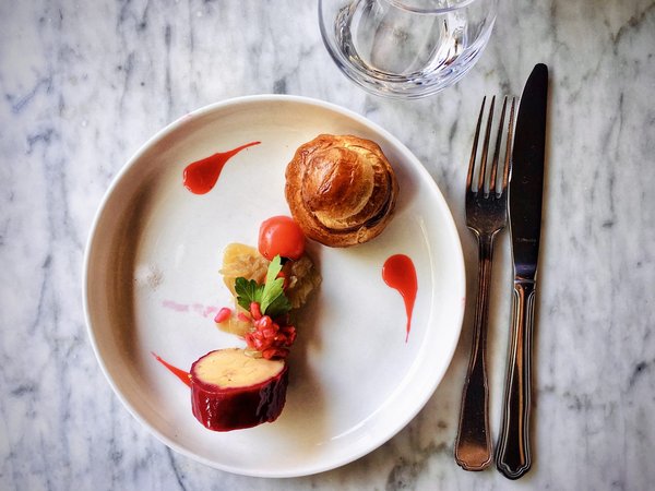 ¿Cómo diseñar una cocina eficiente que combine estilos rústico y moderno?